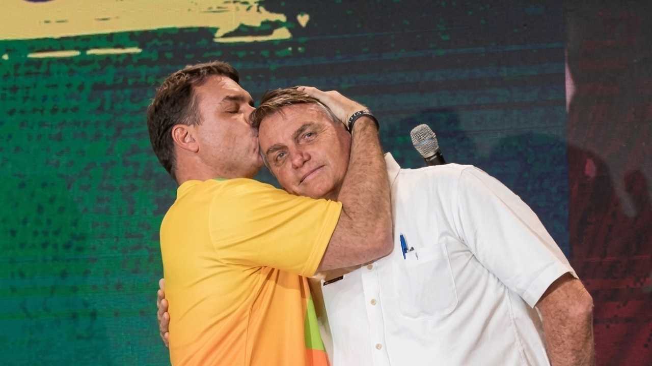 Flávio Bolsonaro es hijo de Jair Bolsonaro, expresidente condenado por un intento de golpe de Estado