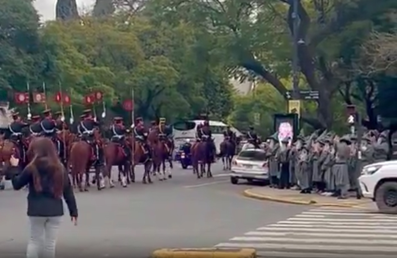 El grupo de Gandalfs se encuentra con los Granaderos a Caballo que marchaban en conmemoración del 176 aniversario de la muerte del General San Martín.