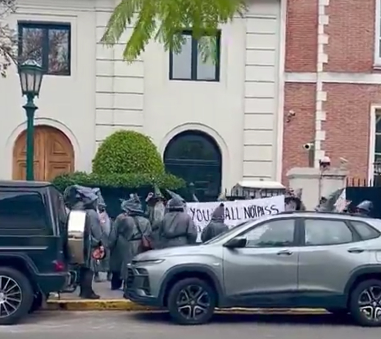 La congregación de manifestantes disfrazados de Gandalf sostuvieron un cartel que decia la famosa frase del personaje "You shall not Pass" a la vez que cantaban "Peter, Peter, compadre, la concha de tu madre".