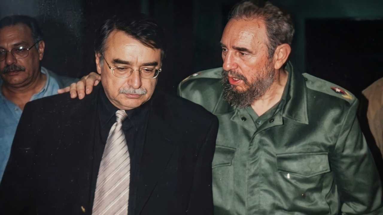 Ignacio Ramonet junto a Fidel Castro en una foto de archivo (restaurada digitalmente)