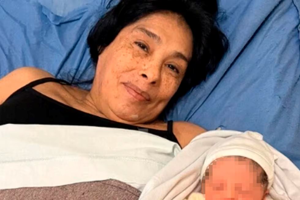 Mabel con su bebé recién nacido. Foto: redes sociales