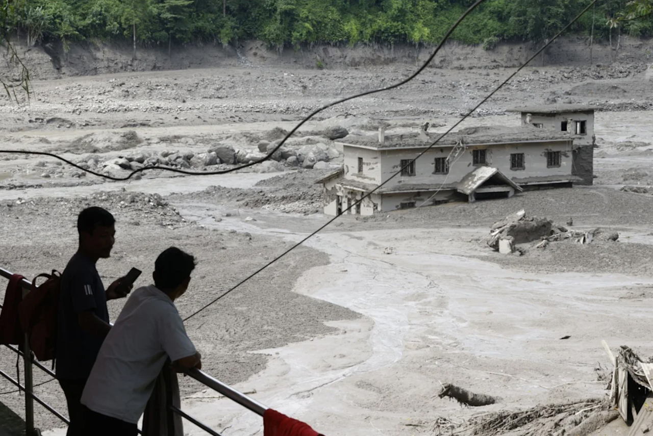 Una de las imagenes que circulan en estos momentos que muestra como el alud y la inundación taparon bajo tierra un pueblo entero.