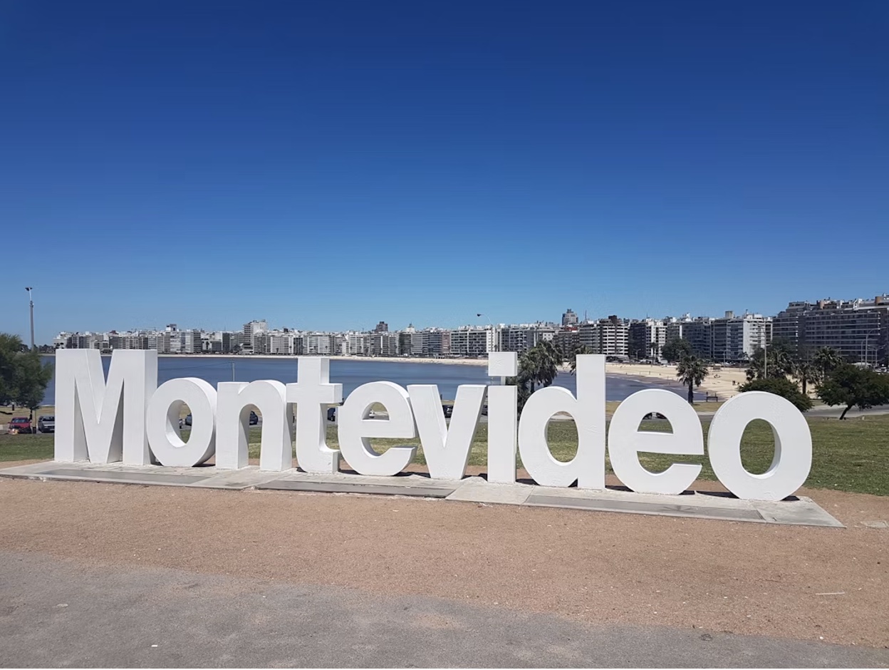 Montevideo, playa Pocitos. Foto Unsplash.