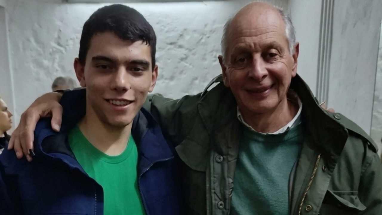 En la foto original, aparece junto al abogado Gustavo Salle