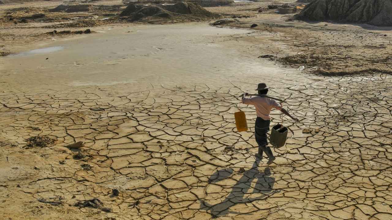 Un hombre busca agua en una zona afectada por la sequía en Myanmar. Foto de archivo: Pyae Phyo Aung