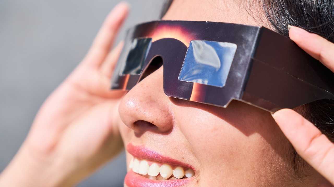Busca gafas que cumplan con el estándar de seguridad ISO 12312-2