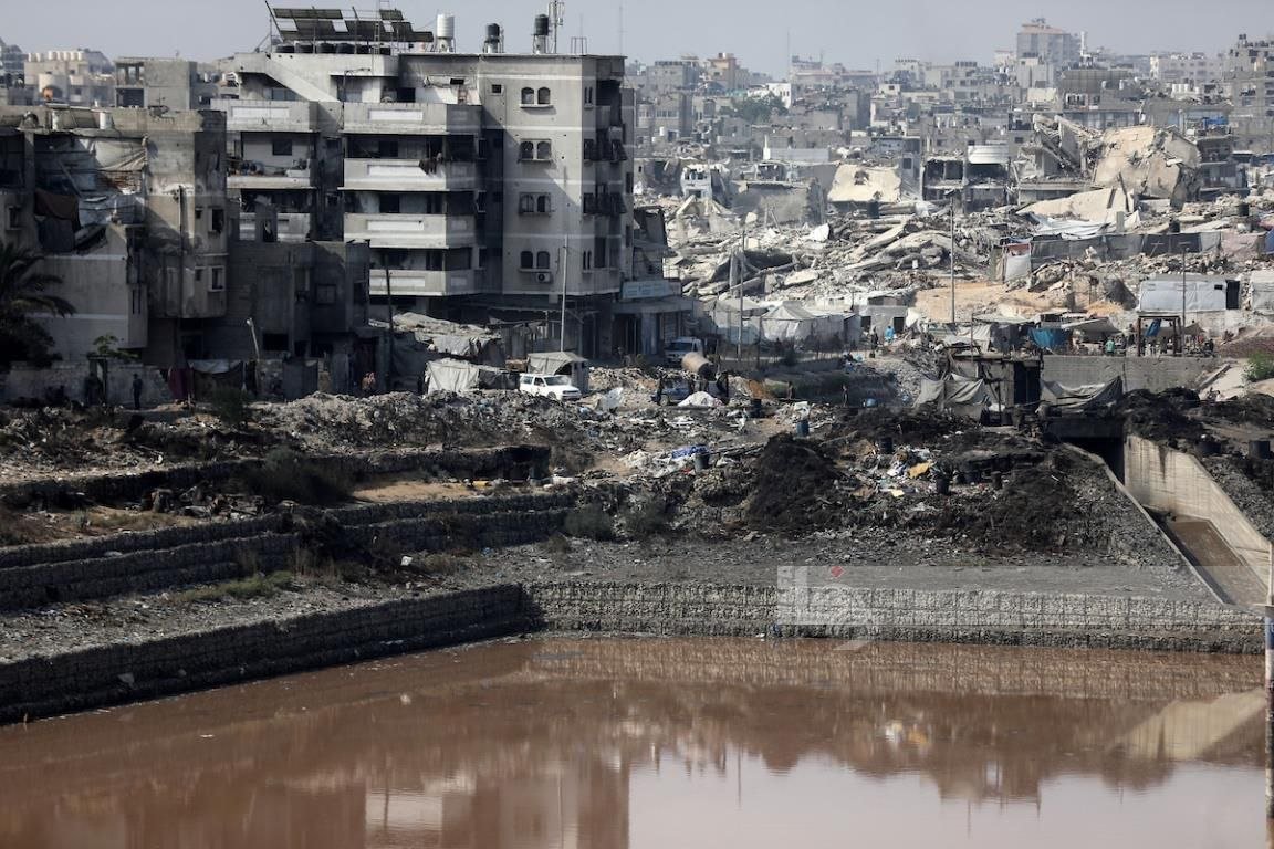  Las aguas residuales han convertido al barrio Sheikh Radwan, en el norte de Gaza en un punto caliente de contaminación y un peligro para la salud pública. Foto: WAFA
