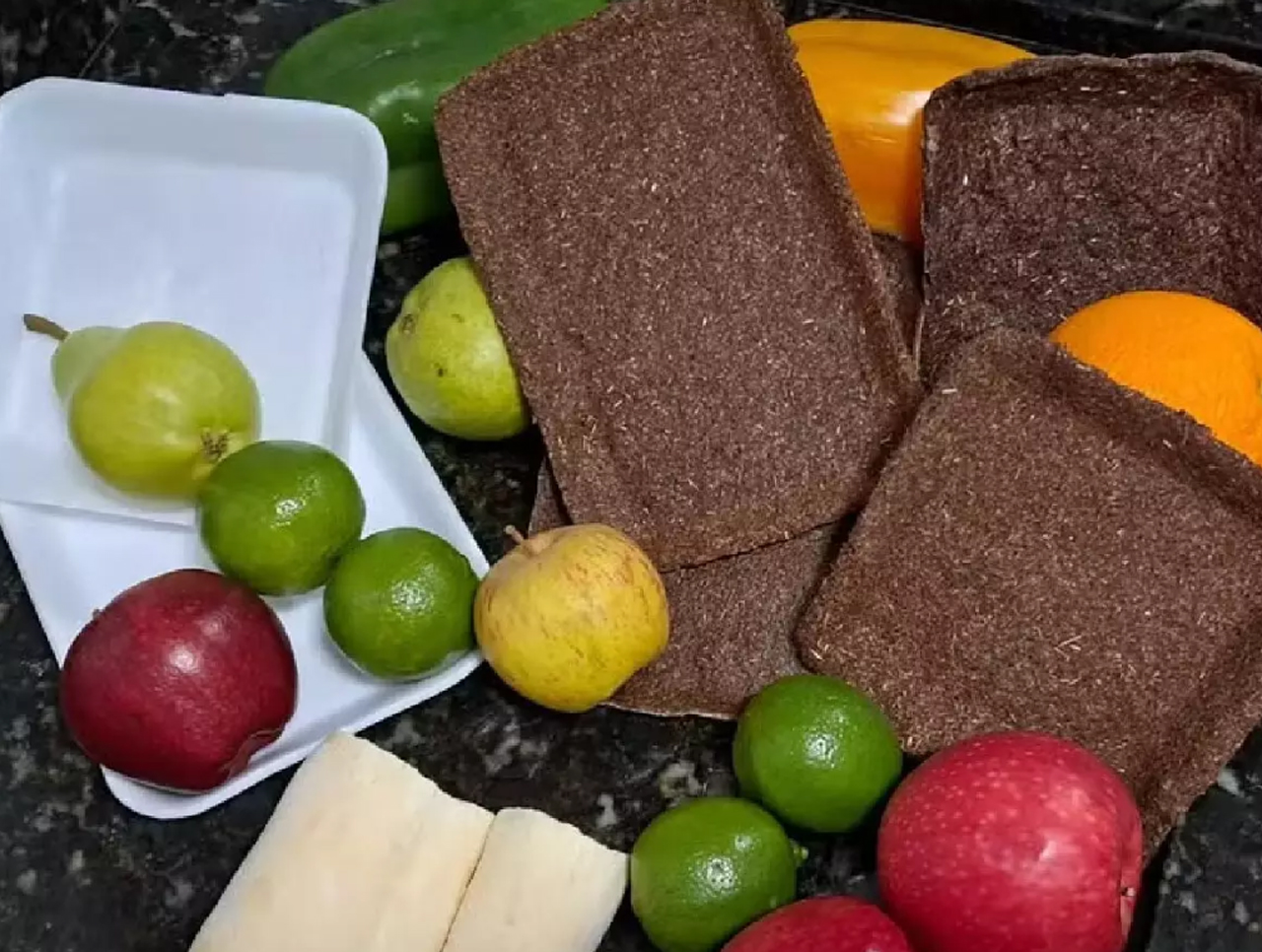 Las bandejas de yuca reemplazarían a las tan contaminantes bandejas de telgopor que se usan masivamente para el empaquetado de alimentos, entre otras cosas.