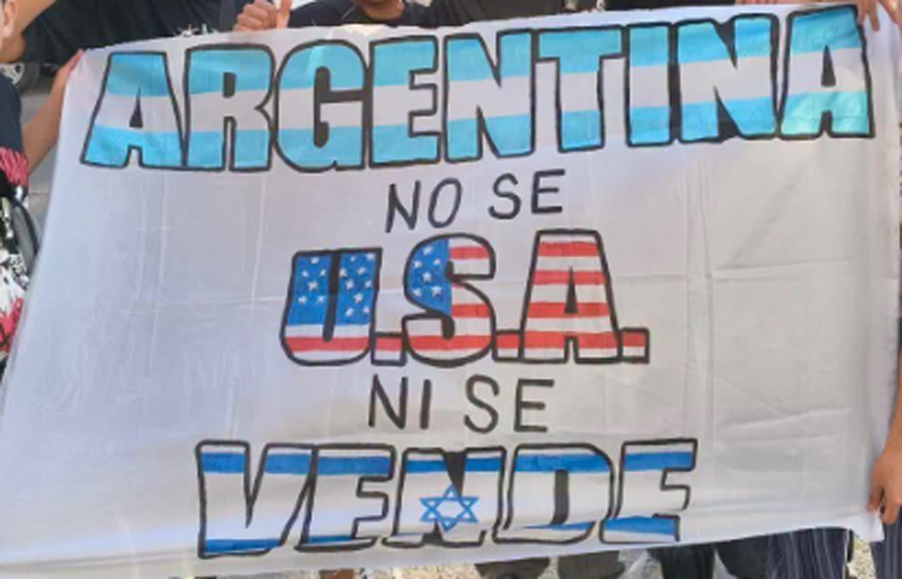 Bandera de la marcga argentina. Imagen de redes sociales.