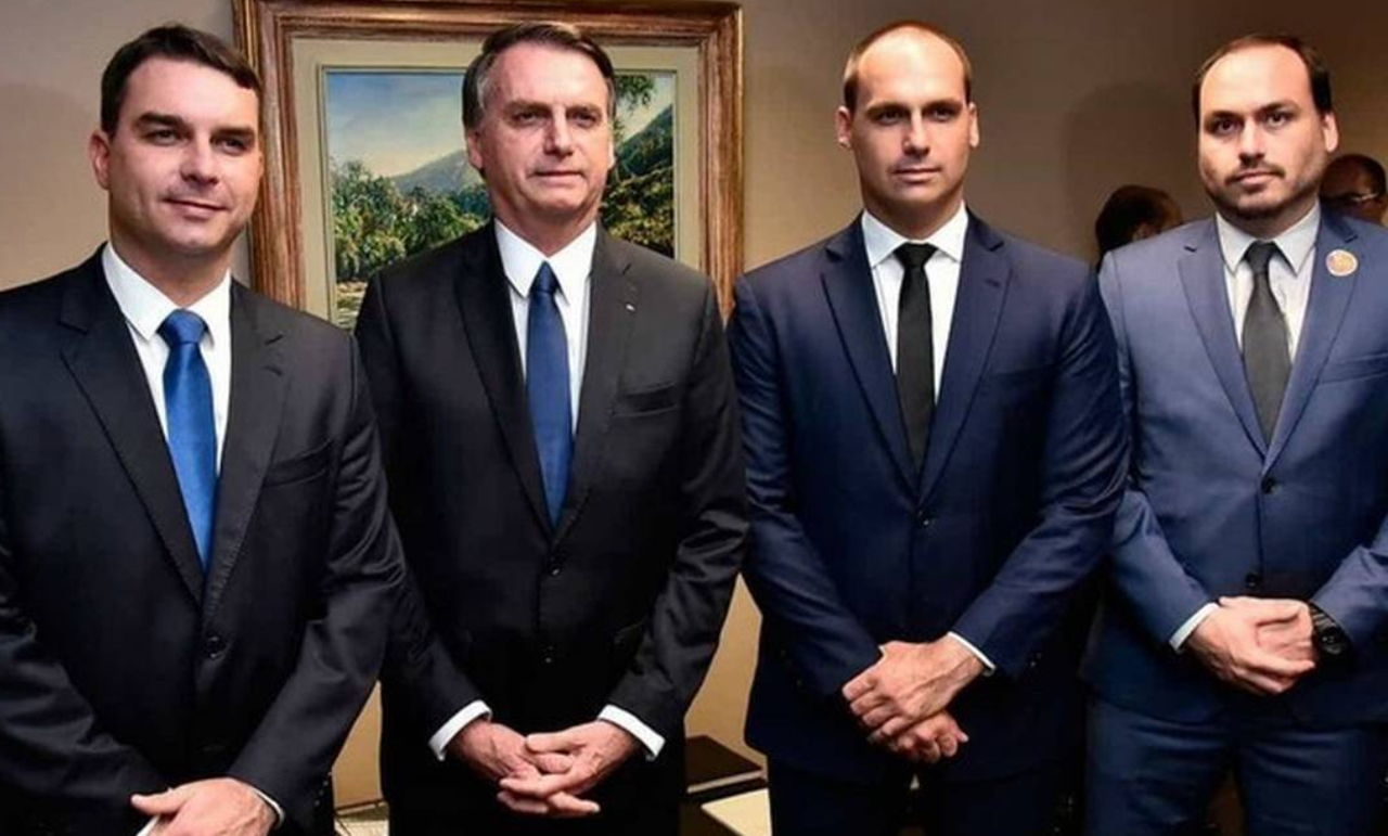 De izquierda a derecha: Flávio, Jair, Eduardo y Carlos Bolsonaro 