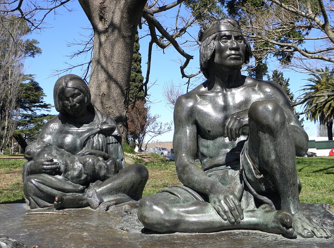 Monumento a los últimos indios charruas sobrevivientes de la terrible matanza de su pueblo, conocido como el Combate de Salsipuedes.