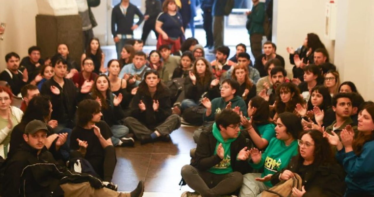 Estudiantes realizando la sentada pacífica.