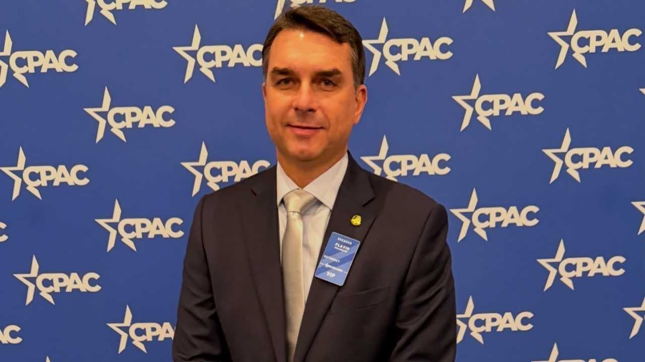 Flávio Bolsonaro habría huido de Brasil, según publicó Infobae
