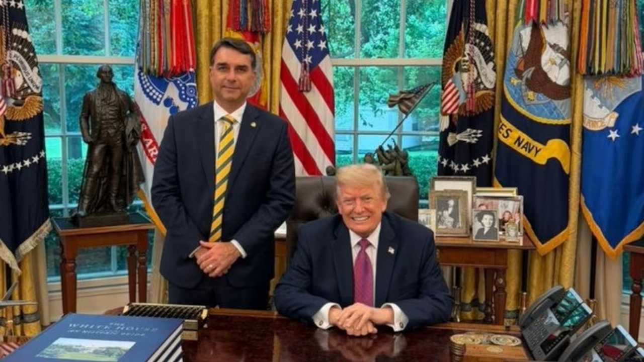 Flávio Bolsonaro junto a Donald Trump en una foto de archivo
