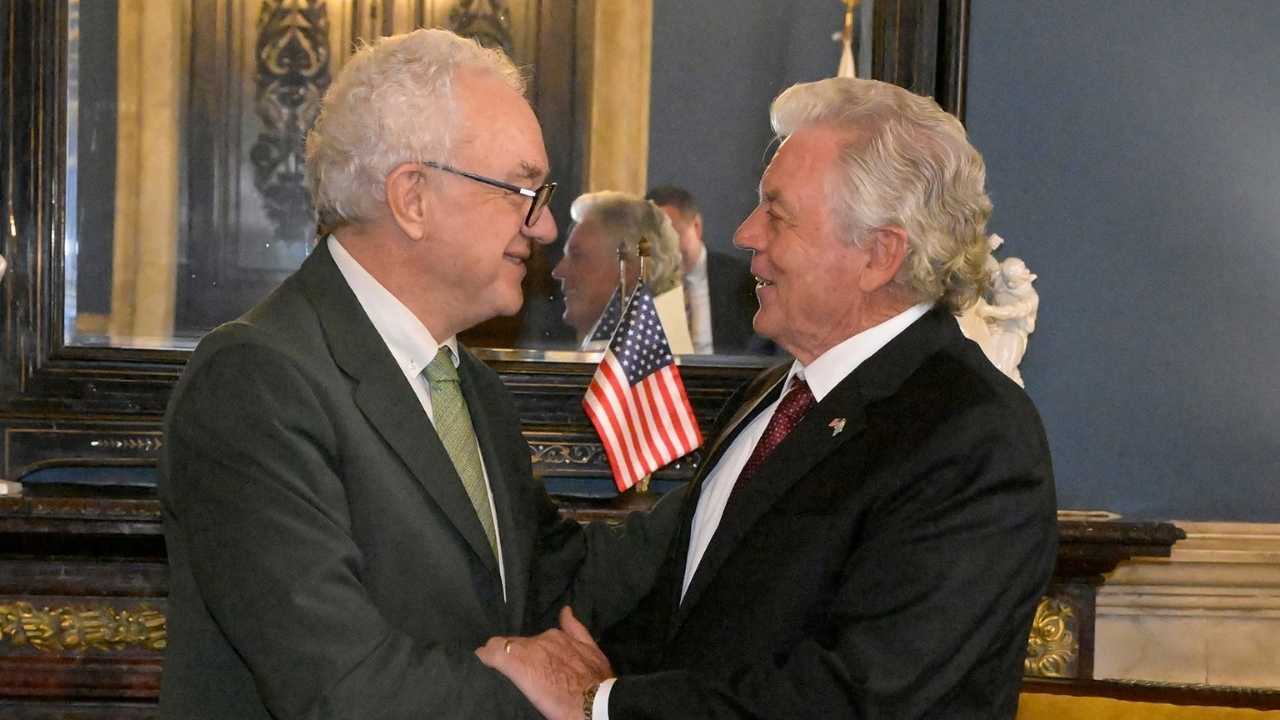 Mario Lubetkin (izq) saludando al embajador de Estados Unidos, Lou Rinaldi (foto de archivo)