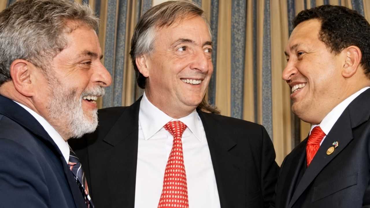 Foto de archivo de Lula da Silva con Néstor Kirchner y Hugo Chávez